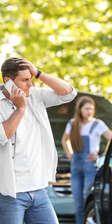 Abogado asesorando a trabajador sobre un accidente in itinere