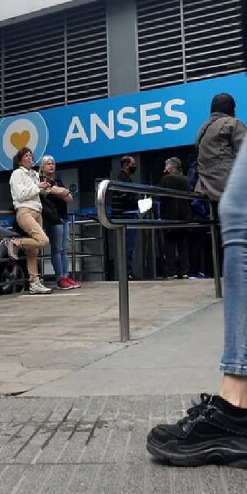 Abogado asesorando a un cliente en temas legales