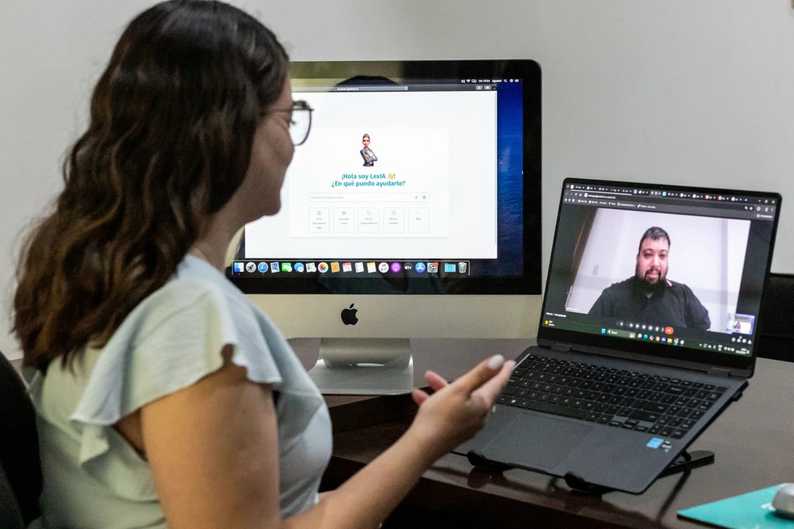 Profesional trabajando en documentos legales