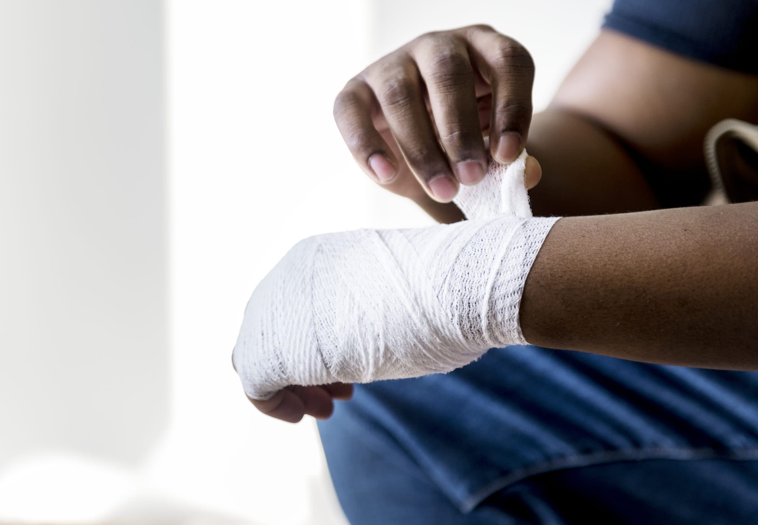 Esguinces en el Trabajo: Prevención y Cuidados