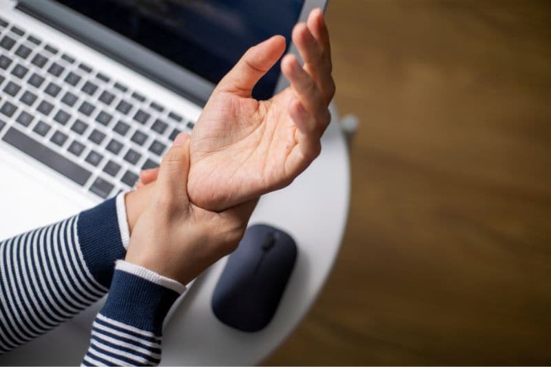 Lesiones por esfuerzo repetitivo: Conoce tus derechos y cómo un abogado especializado puede protegerlos
