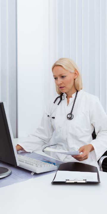 Junta médica de la Comisión Médica Jurisdiccional evaluando un caso ART