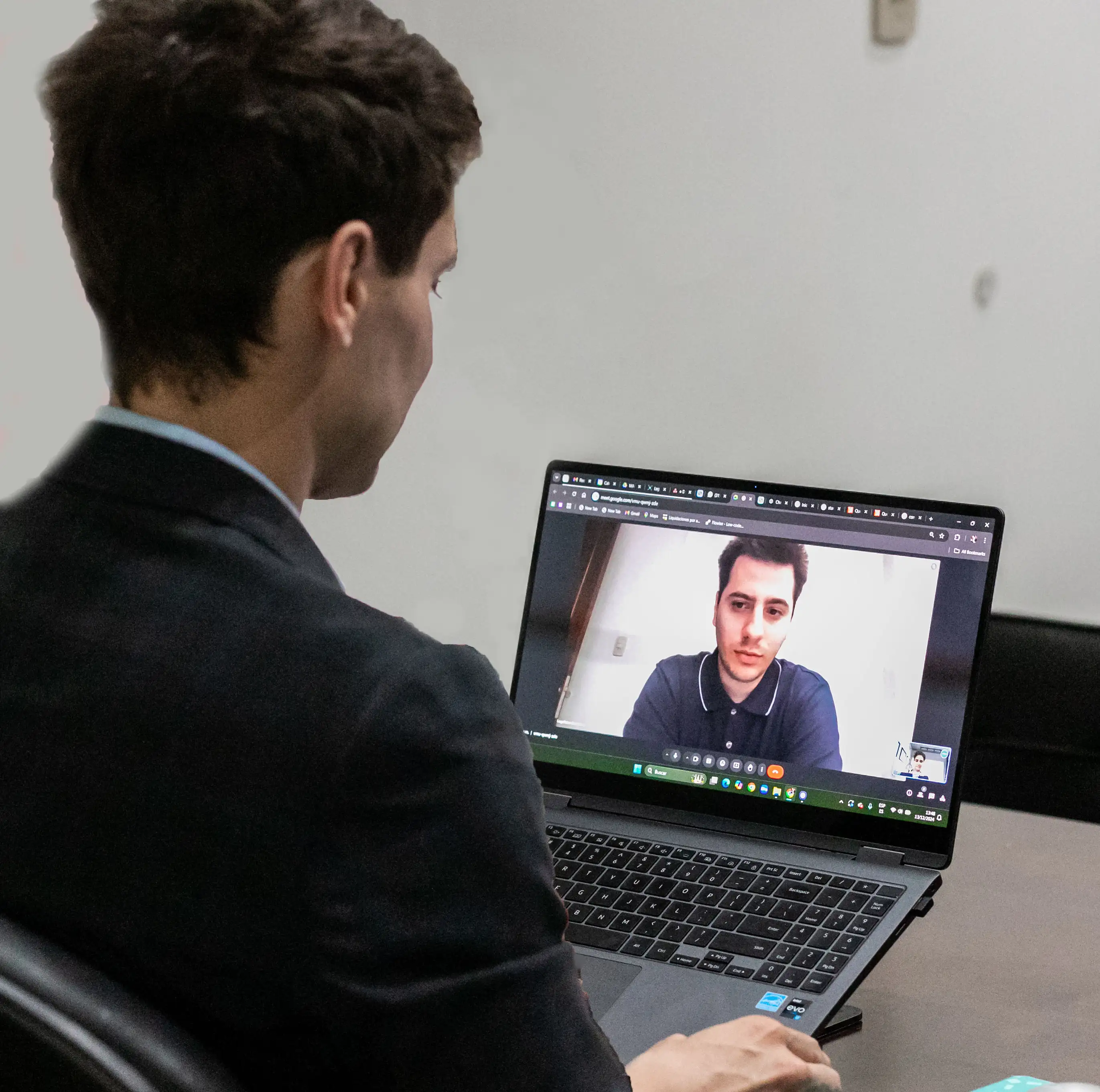 Abogado matriculado de Legalistas trabajando en documentación de un reclamo ART