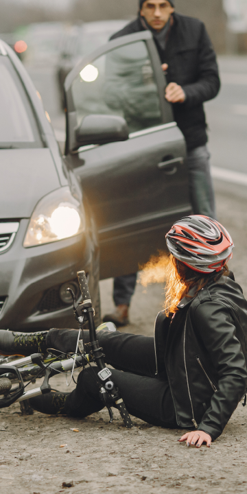 Abogado asesorando a víctima de accidente de tránsito