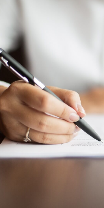 Abogado asesorando a cliente en juicio por ART