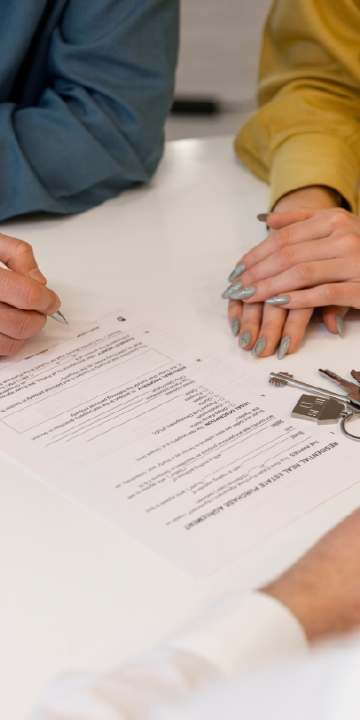 Abogado asesorando a un cliente en temas legales